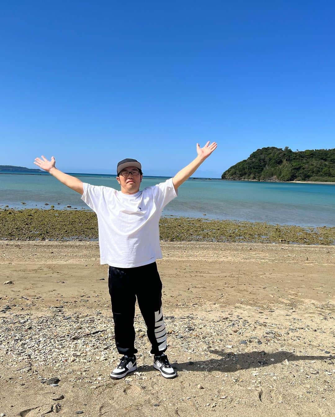 鈴木拓のインスタグラム：「BS Japanextの釣り番組名が決定致しましたのでお知らせ致します。  【放送局】BSJapanext  【番組名】 鈴木拓とマルコスの釣りわっしょい！  【放送枠】毎週火曜よる8時～9時　 (※4/18放送開始)  【備考】無料アプリ「つながるジャパネット」で番組は同時配信、1週間見逃し配信。  今回の沖縄ロケは、4週に渡って放送になり、今後も4回で1シリーズが完結致します。  初回からとんでもないことになってます！  もしかしたら芸能人記録かも！  すげー事になってるよ。  マルちゃんもすげー！  見た人は度肝抜かれて欲しい」