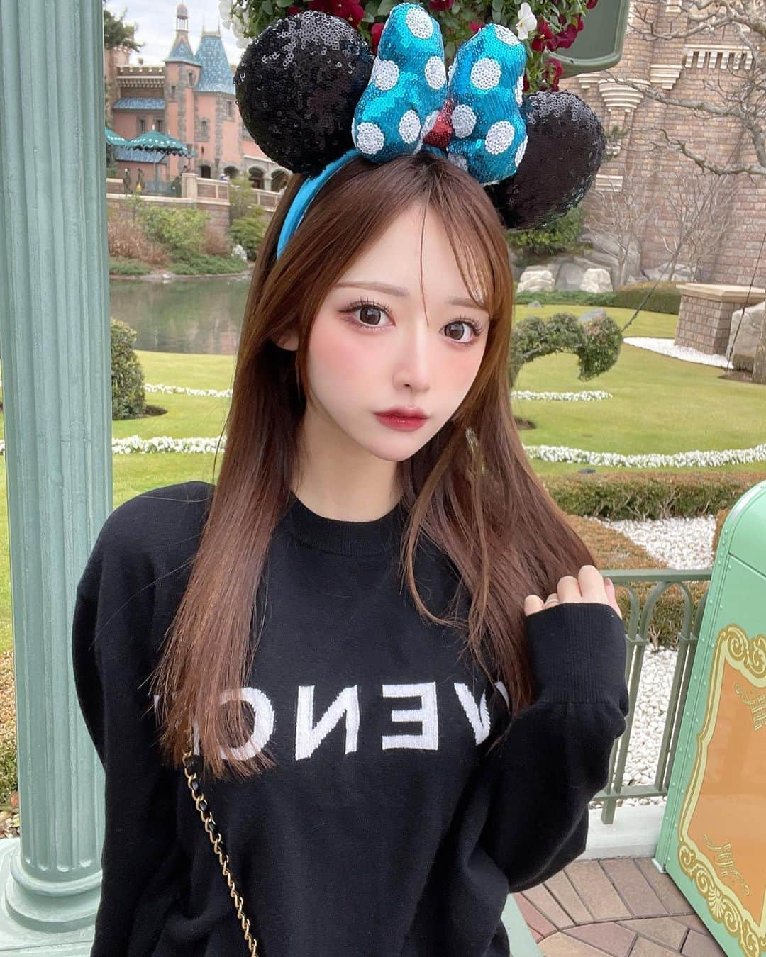 まやのインスタグラム：「. ﾃﾞｨｽﾞﾆｰいってきた🐭 ｻﾑｽｷﾞでした🍂🧣」