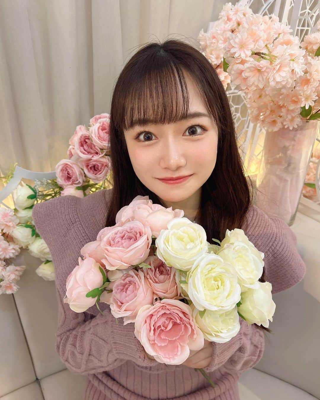 かわぎしるなのインスタグラム：「. 女の子してきたよ🌸🎀 Rosemuseのピンクワンピース着ちゃったのかわいい💞  お花いっぱいで、春を先取りしてきました☺️ 今日もとっても寒いから、はやく暖かくなるといいなあ...🔆  #moskabygingergarden #afternoontea #モスカバイジンジャーガーデン #アフタヌーンティー #青山 #青山カフェ #表参道 #表参道カフェ #アフタヌーンティー巡り #カフェ巡り #桜 #桜スイーツ #お花見  #rosemuse #ロゼミューズ #ワンピース #ロングワンピース #ピンク」