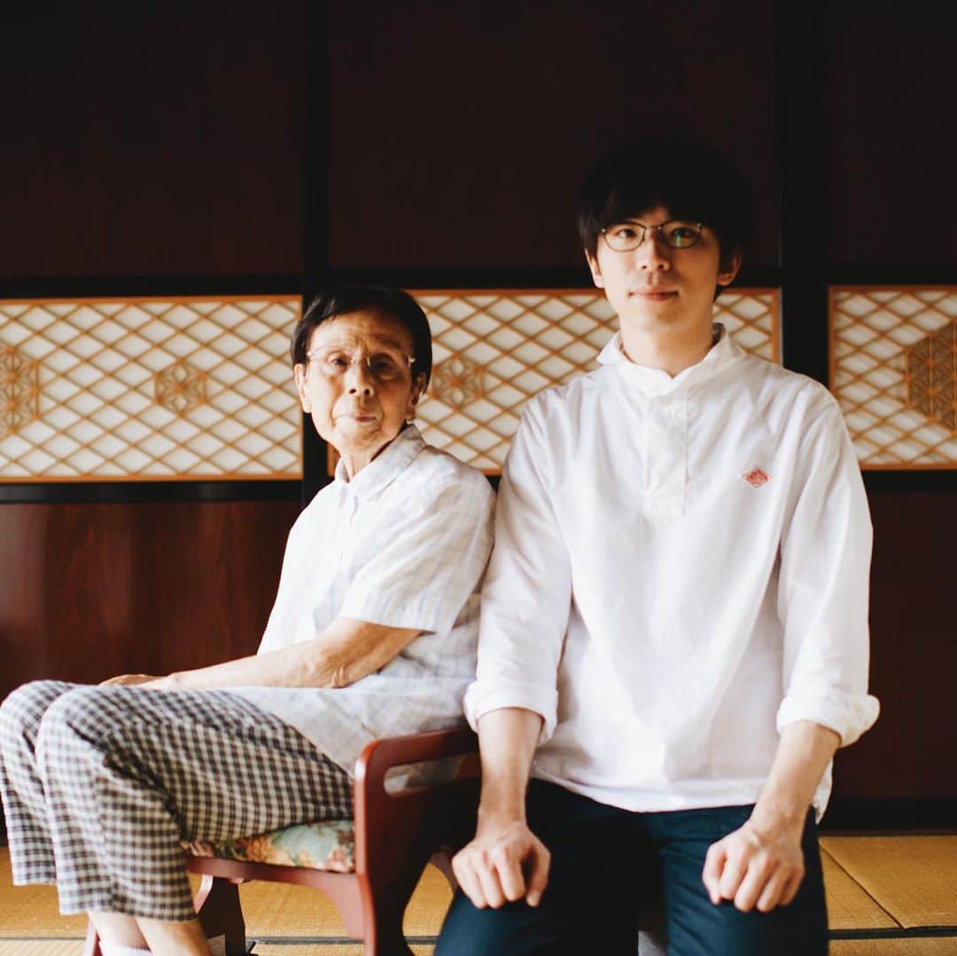 Takafumi Gotoのインスタグラム：「今日は年明けに亡くなったばあちゃんの四十九日、納骨の日でした。 じいちゃんに先立たれてからも1人でパワフルに暮らして、いつも優しいばあちゃんでした。とは言いつつも段々と身体は衰えてひとり暮らしは困難になっていき、数年前に老健施設へ入りました。そのすぐにコロナ禍へ突入し、全く会えない日々が続き、いよいよまともに会話できぬまま去ってしまいました。 安らかに、いままでのたくさんの優しさをありがとう。 ----- 日々のなんでもない時に、一緒に写真を撮ろうとは中々言い出しにくいけど、一緒に撮っておいてよかったなと改めて思った1枚でした。 僕のお宮参りで、ばあちゃんが抱いてくれている写真も添えて。 ----- 写真を撮ろう」