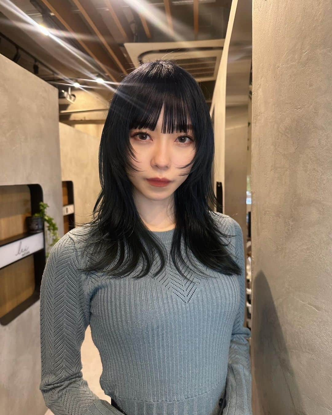 石塚朱莉さんのインスタグラム写真 - (石塚朱莉Instagram)「gaya baru saya💙🖤  my new hairstyle  Hair color similar to Blue Rock's Isagi Yoichi hehe  ブルーロックおもろすぎ⚽️  #blueblack #bluerock  #newhairstyle」2月25日 21時45分 - akari_ishizuka