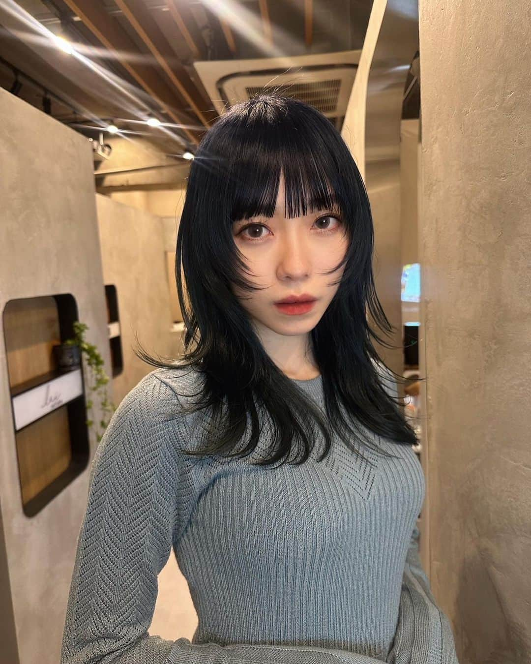 石塚朱莉さんのインスタグラム写真 - (石塚朱莉Instagram)「gaya baru saya💙🖤  my new hairstyle  Hair color similar to Blue Rock's Isagi Yoichi hehe  ブルーロックおもろすぎ⚽️  #blueblack #bluerock  #newhairstyle」2月25日 21時45分 - akari_ishizuka