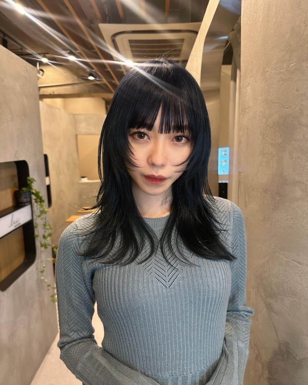 石塚朱莉さんのインスタグラム写真 - (石塚朱莉Instagram)「gaya baru saya💙🖤  my new hairstyle  Hair color similar to Blue Rock's Isagi Yoichi hehe  ブルーロックおもろすぎ⚽️  #blueblack #bluerock  #newhairstyle」2月25日 21時45分 - akari_ishizuka