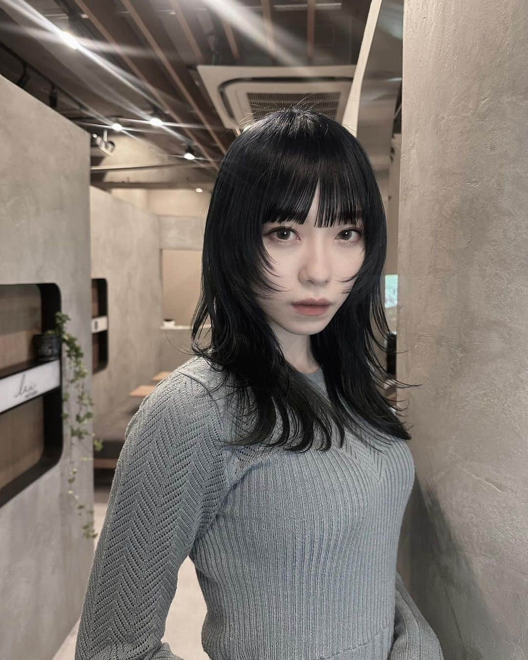 石塚朱莉のインスタグラム：「gaya baru saya💙🖤  my new hairstyle  Hair color similar to Blue Rock's Isagi Yoichi hehe  ブルーロックおもろすぎ⚽️  #blueblack #bluerock  #newhairstyle」