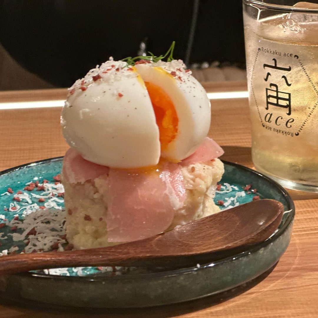 asamiさんのインスタグラム写真 - (asamiInstagram)「_ 先日の京都旅行👘🤍 宿泊した @nohgahotel.kiyomizu  アメニティでOSAJIは嬉しすぎる。 併設のカフェのパンが超美味しい、 朝食はそのパンが食べ放題(一部) ルーフトップバーは焚き木を囲んで…🌙 お部屋もグレー×ブラックのモダンなトーンで ベッドの寝心地もホテルの方の対応も最高。 立地も良くて次回もここに泊まると決めた。😤❤︎ _ ご飯は @rokkaku_ace さん。 店員さんのホスピタリティが素晴らしすぎて… 楽しい明るいワイワイ系のお店なのに どこかノスタルジックな雰囲気がリラックスできる。 お酒もご飯も超美味しすぎるんだよ… 東京価格に慣れている私たちは 満腹食べても少しリーズナブルに感じたかな☺️ 本気で京都移住を考えた一泊二日でした🚅 _ #京都旅行 #京都グルメ #京都ホテル #nohgahotel #nohgahotelkiyomizukyoto #ノーガホテル清水京都 #ノーガホテル #六角ace #京都ビストロ」2月25日 21時51分 - asamiffee