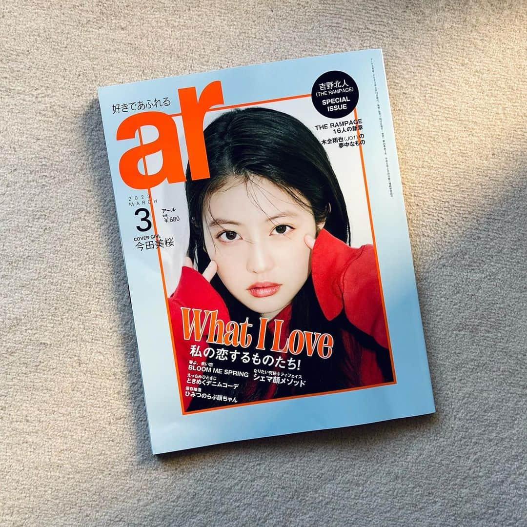 日笠麗奈のインスタグラム：「発売中の『ar』3月号📚  「My Scent World」という企画を担当させていただきました✏️ 気分高まる香りアイテムがたくさん。見ているだけでよい香りが漂ってきそうな、美しいページになっております🫶  という今更すぎるお知らせ〜 告知不精なおしたいね〜〜」