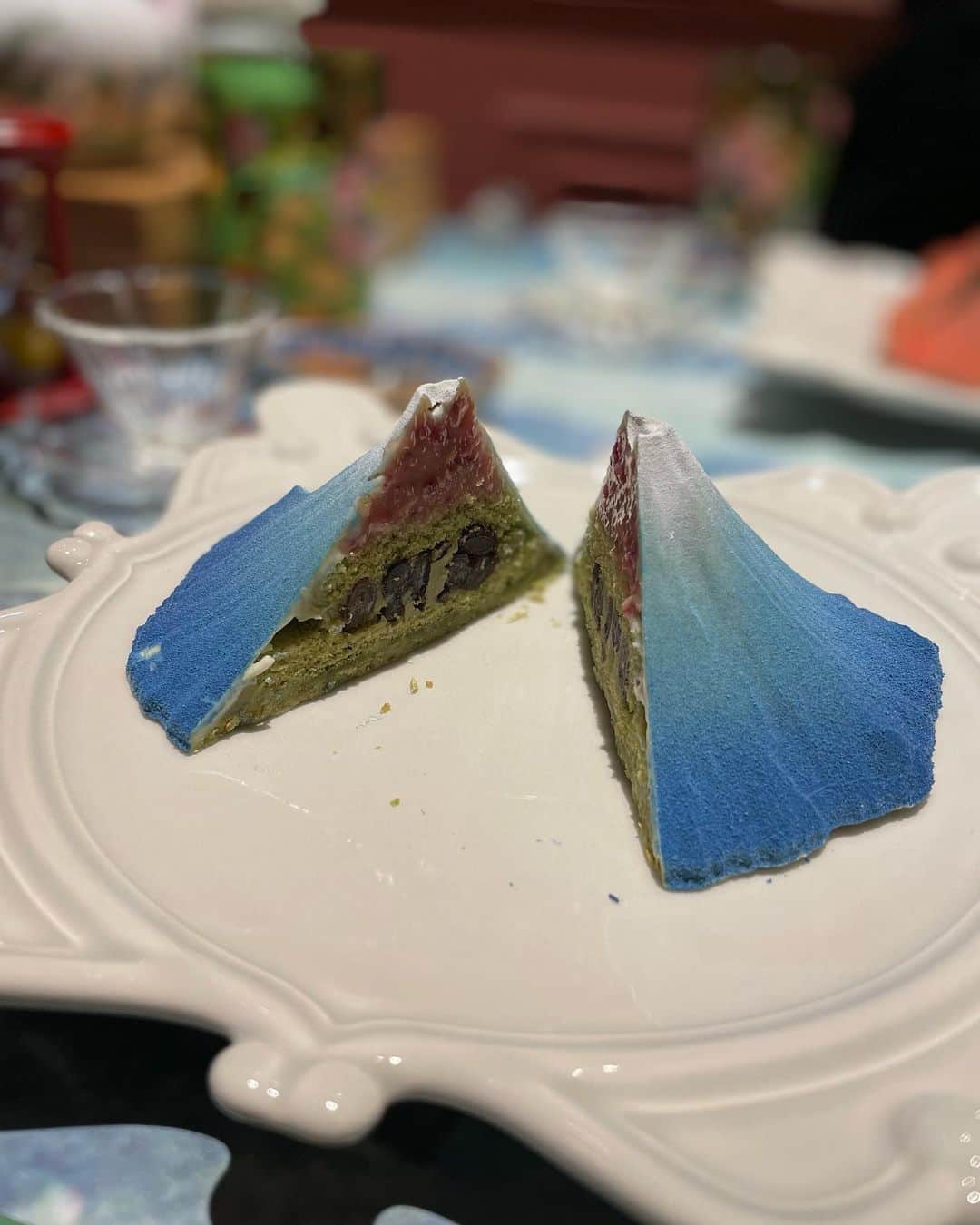 繭さんのインスタグラム写真 - (繭Instagram)「ㅤㅤㅤ ㅤㅤㅤ 行ってみたかった @shorakuen_tokyo 🍑 ㅤㅤㅤ 日本の山々を手のひらサイズにした山菓子が こちらのお店の名物なんですけど、 たまたま予約できた日が富士山の日で😳  せっかくなのでマストで富士山はいただきました🗻 あとは大分県 由布岳を。  周りがチョコレートで、中はガナッシュやケーキが 綺麗に層になっていてとっても美味しかったです🤤💓  内装もめちゃくちゃ可愛いので、 もっと気合いを入れて写真撮りたかったけど 1時間制なのでとにかく時間が足りなさすぎました😭  #代々木上原カフェ #小楽園 #followme #followmejp #followjp」2月25日 21時53分 - mayumayu1008