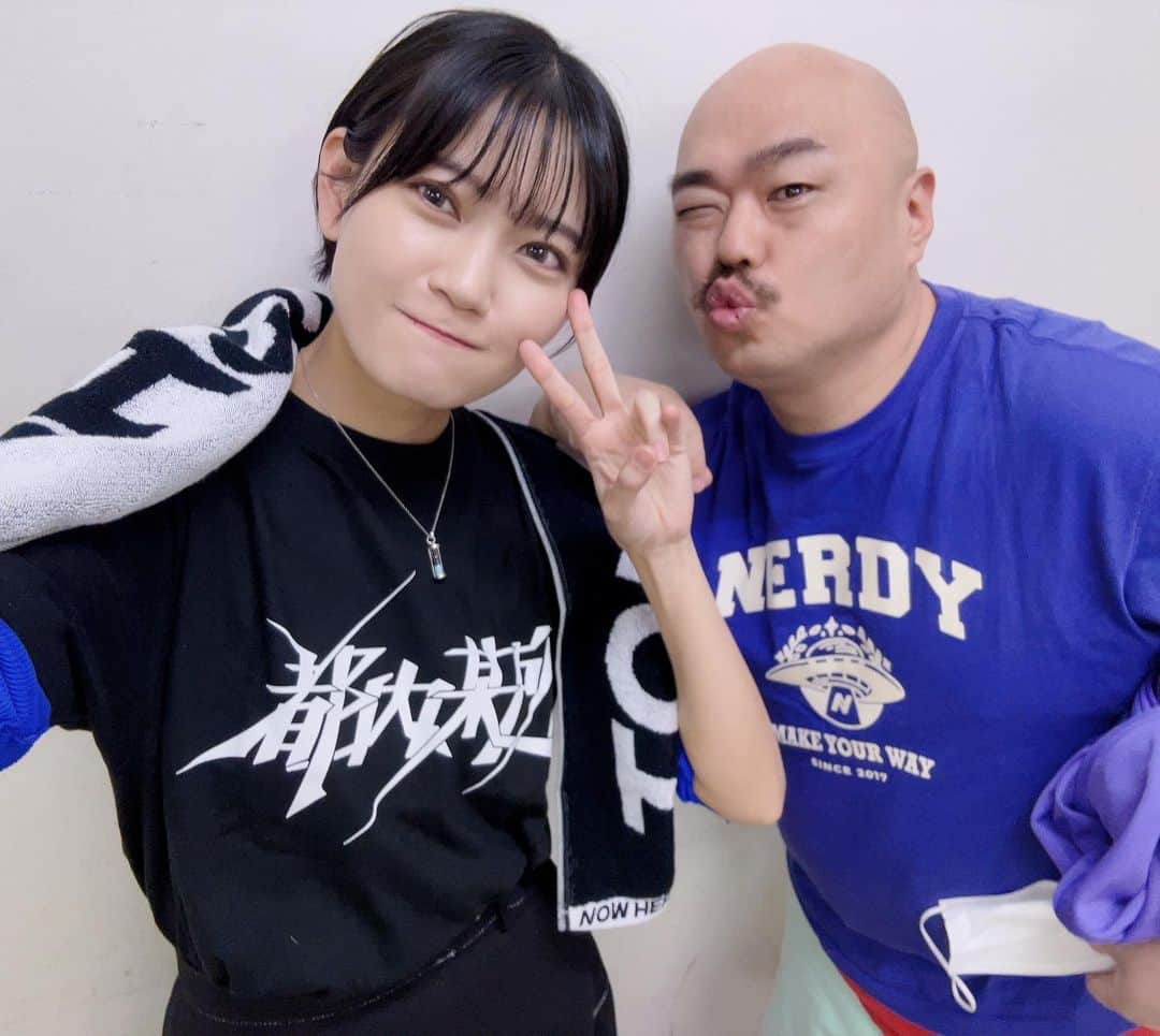 リチのインスタグラム：「\\\ 🐕MONSTERS FES🗼///  日比谷野外大音楽堂での 豆柴の大群さん×都内某所の ツーマンライブ見させてもらいました！！  私は昨年末で都内某所を脱退しましたが クロちゃんがアドバイザーを務めていて ミナちゃんミクちゃんも大事な仲間として 今でも常に近い存在にいるので 今では私もいちファン(寄合民)として都内某所を応援し続けています！  新メンバーの3人も素敵で更に応援したくなるし 5人の歌声が合わさった「クッキー」にも感動。。！ 新曲もめっちゃ可愛かった！元気出る！  豆柴の大群さんのステージは ばっちばちにかっこよくて 客席のみなさんと一緒にいっぱい踊って 一体感味わえて楽しかったです！！  エンディングではクロちゃんにも 都内某所にも豆柴さんにも内緒で ステージに上がらせてもらいました🙇‍♀️🙇‍♀️  また皆さんと再会することができて 嬉しかったです！！！！！  ありがとうございました！！！   #豆某所野音フリーライブ #豆柴の大群 さん #都内某所 #クロちゃん  #水曜日のダウンタウン #モンスターラブ」