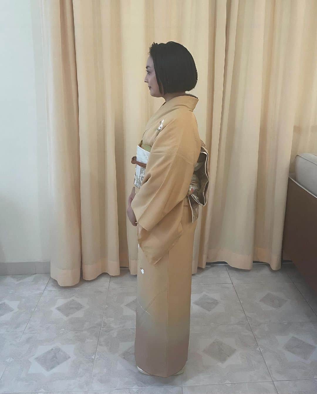 ひるいちかさんのインスタグラム写真 - (ひるいちかInstagram)「👘👘👘  I dressed KIMONO myself for Japan national day reception.  先日出席した天皇誕生日レセプションにて🇯🇵  今回全くの初めてから着付けにチャレンジしました！ どうせ着るからには素敵に着付けたくて 1週間前から平日毎日練習🤣  まだ帯がすこし歪んでたり半衿の出方とか気になるところもあるけれど、時間内に着られてホッとしました😮‍💨✨ 職業柄 洋服にはたくさん触れてきたけど着物に接する機会はなかなかなかったので今回すごく良い経験になりました✨  今回オンラインで着付けのご指導をして下さいました @nagomikimonojuku1012  ありがとうございました🥺✨🙏💕 日本に帰っても練習して七五三とかでも着たいなー♡ 👘🇯🇵  #kimono #japannationalday2023 #abudhabi#dubai」2月25日 22時05分 - hiruichika