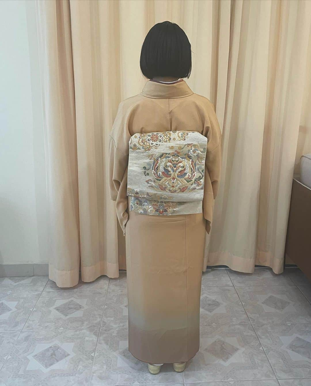 ひるいちかさんのインスタグラム写真 - (ひるいちかInstagram)「👘👘👘  I dressed KIMONO myself for Japan national day reception.  先日出席した天皇誕生日レセプションにて🇯🇵  今回全くの初めてから着付けにチャレンジしました！ どうせ着るからには素敵に着付けたくて 1週間前から平日毎日練習🤣  まだ帯がすこし歪んでたり半衿の出方とか気になるところもあるけれど、時間内に着られてホッとしました😮‍💨✨ 職業柄 洋服にはたくさん触れてきたけど着物に接する機会はなかなかなかったので今回すごく良い経験になりました✨  今回オンラインで着付けのご指導をして下さいました @nagomikimonojuku1012  ありがとうございました🥺✨🙏💕 日本に帰っても練習して七五三とかでも着たいなー♡ 👘🇯🇵  #kimono #japannationalday2023 #abudhabi#dubai」2月25日 22時05分 - hiruichika