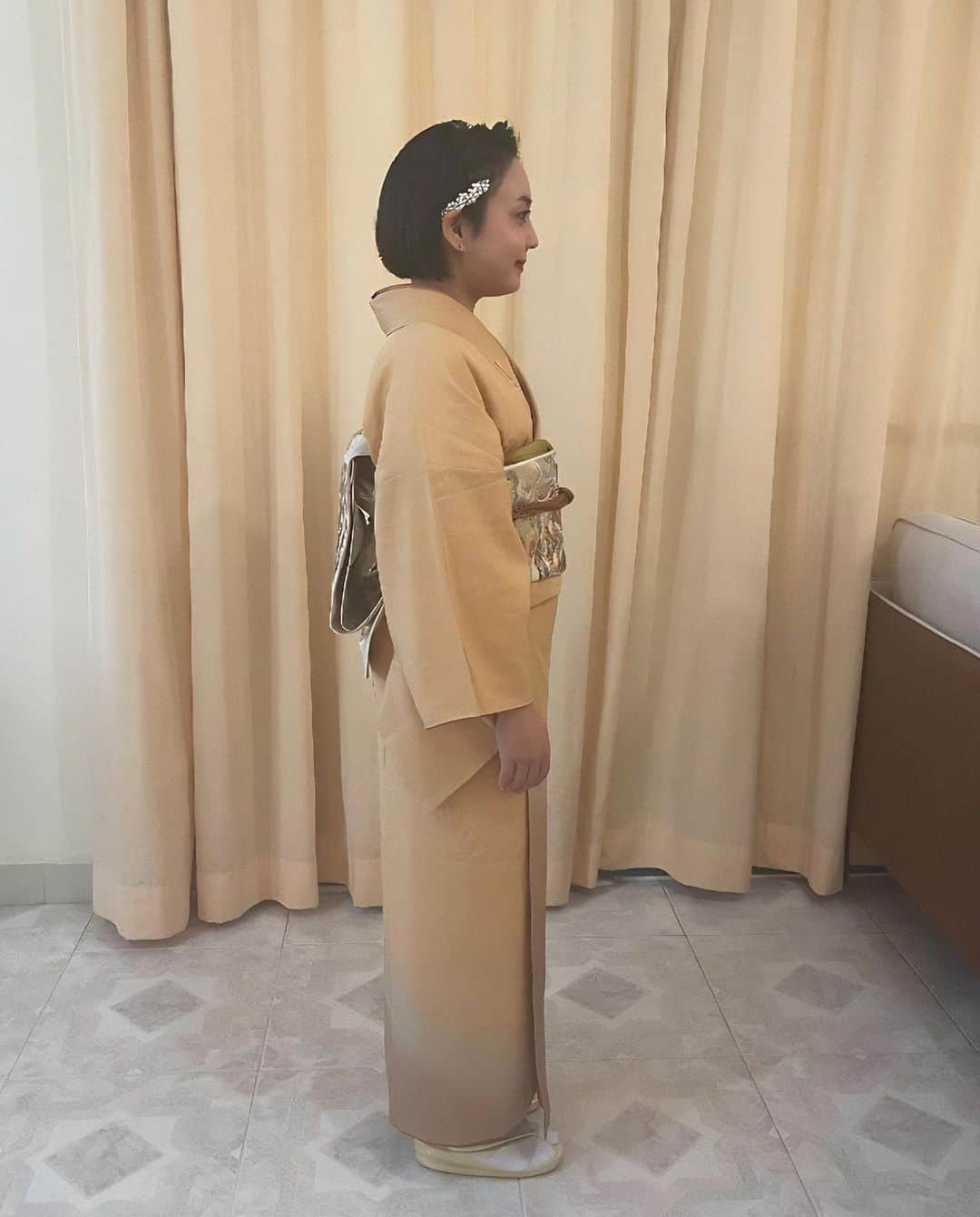 ひるいちかさんのインスタグラム写真 - (ひるいちかInstagram)「👘👘👘  I dressed KIMONO myself for Japan national day reception.  先日出席した天皇誕生日レセプションにて🇯🇵  今回全くの初めてから着付けにチャレンジしました！ どうせ着るからには素敵に着付けたくて 1週間前から平日毎日練習🤣  まだ帯がすこし歪んでたり半衿の出方とか気になるところもあるけれど、時間内に着られてホッとしました😮‍💨✨ 職業柄 洋服にはたくさん触れてきたけど着物に接する機会はなかなかなかったので今回すごく良い経験になりました✨  今回オンラインで着付けのご指導をして下さいました @nagomikimonojuku1012  ありがとうございました🥺✨🙏💕 日本に帰っても練習して七五三とかでも着たいなー♡ 👘🇯🇵  #kimono #japannationalday2023 #abudhabi#dubai」2月25日 22時05分 - hiruichika