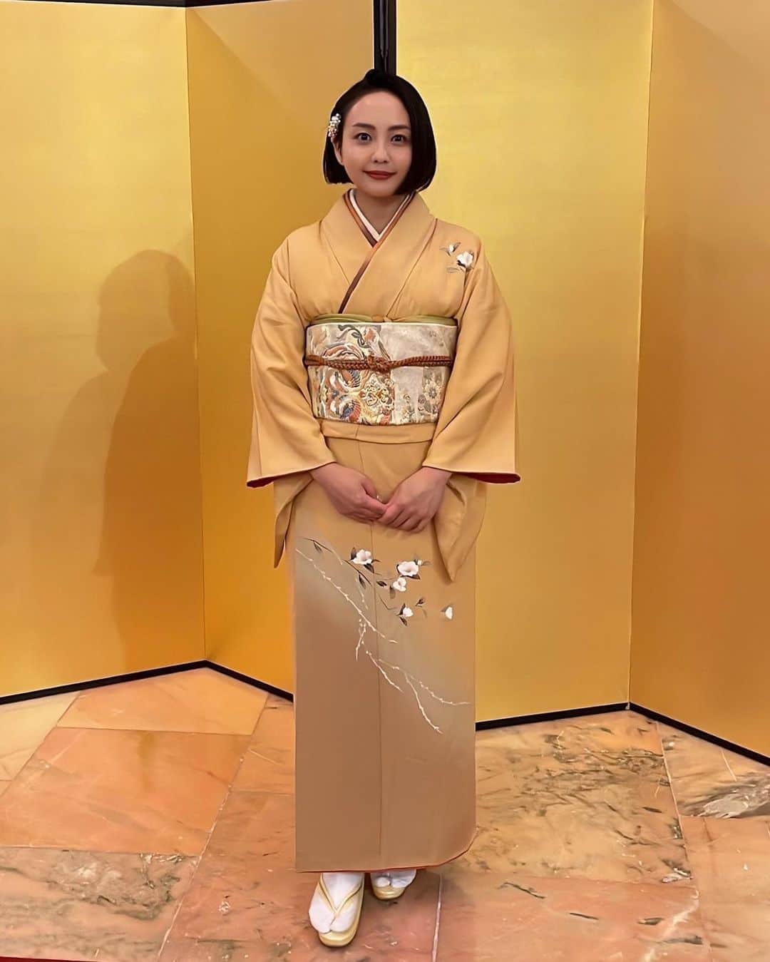 ひるいちかのインスタグラム：「👘👘👘  I dressed KIMONO myself for Japan national day reception.  先日出席した天皇誕生日レセプションにて🇯🇵  今回全くの初めてから着付けにチャレンジしました！ どうせ着るからには素敵に着付けたくて 1週間前から平日毎日練習🤣  まだ帯がすこし歪んでたり半衿の出方とか気になるところもあるけれど、時間内に着られてホッとしました😮‍💨✨ 職業柄 洋服にはたくさん触れてきたけど着物に接する機会はなかなかなかったので今回すごく良い経験になりました✨  今回オンラインで着付けのご指導をして下さいました @nagomikimonojuku1012  ありがとうございました🥺✨🙏💕 日本に帰っても練習して七五三とかでも着たいなー♡ 👘🇯🇵  #kimono #japannationalday2023 #abudhabi#dubai」