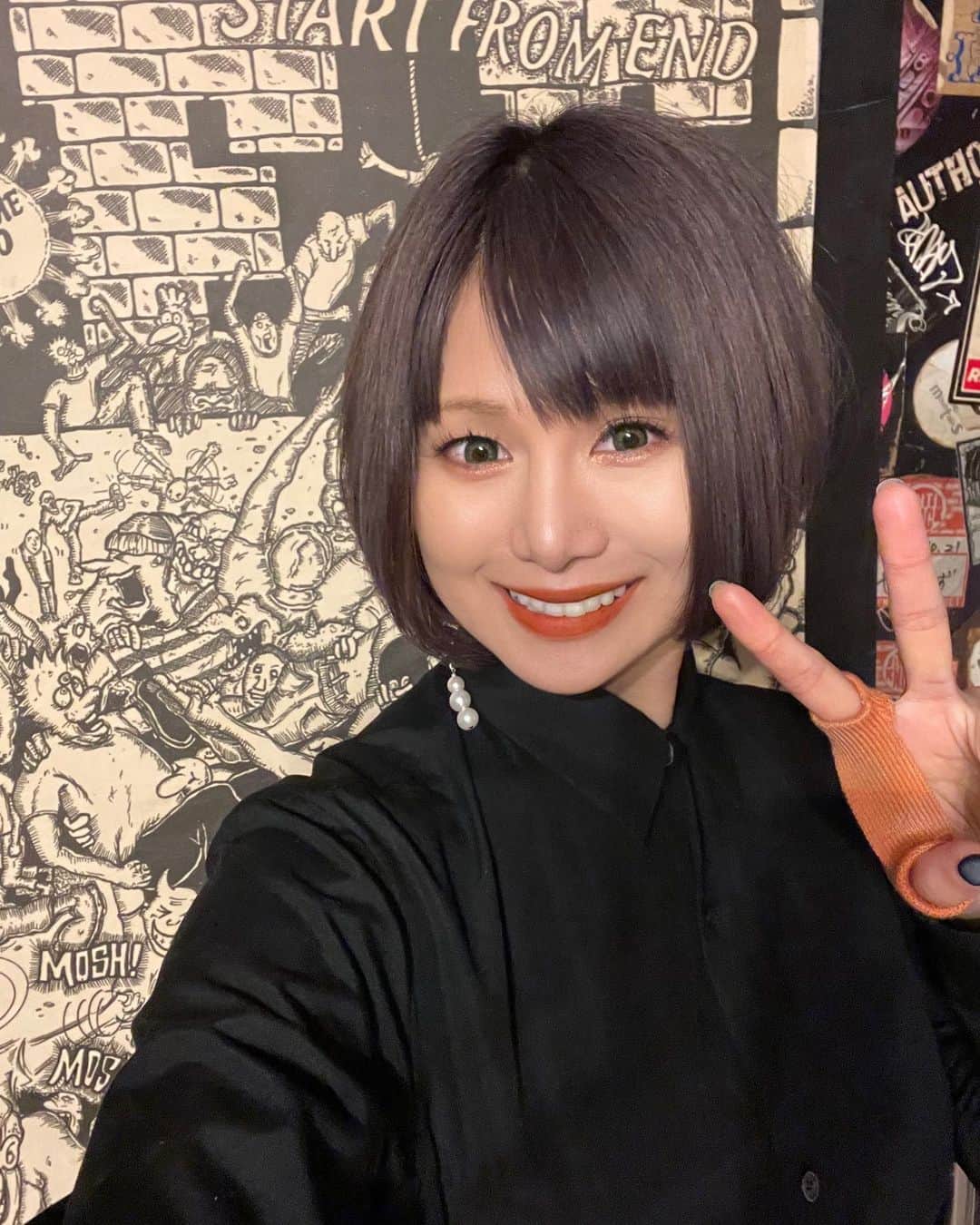 蜷川べにのインスタグラム：「髪を暗くしてShirafuツアーファイナル挑みました！お陰様で最後まで日本海側全国ツアー走り切りました。 突然の告知にも関わらず沢山来てくれてありがとうね♥」