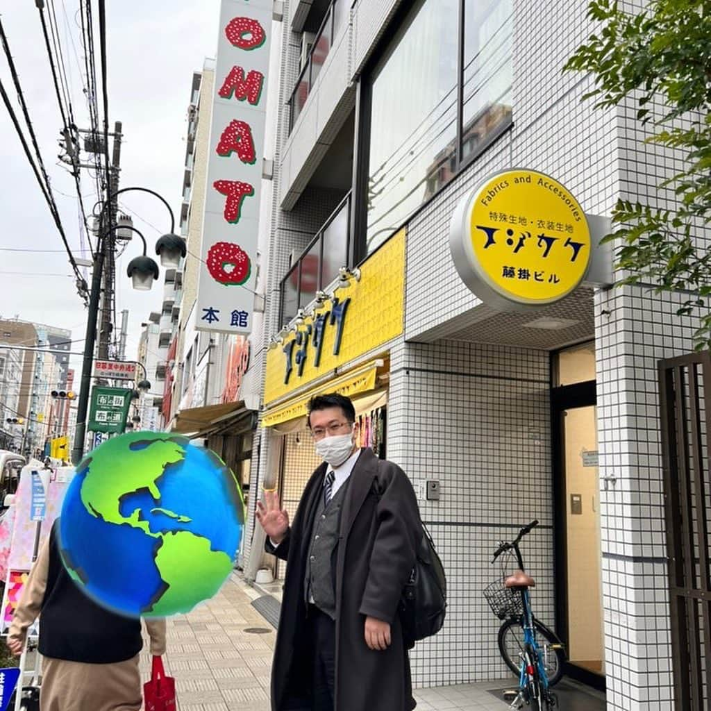 夏目亜季さんのインスタグラム写真 - (夏目亜季Instagram)「【地方議員の中でもNo.1インフルエンス力のある、おぎの稔議員が荒川区にキターー＼＼\\٩( 'ω' )و //／／】  おぎの稔議員が荒川区に！ #オタク議員集団　のメンバーでもあり #ヘルプマーク推進議員連盟　のメンバーでもあり、地方議員としても先輩のおぎの議員のお誘いのもと、荒川区の日暮里の住宅地で開催されていた　#eスポーツ　のイベントへ！ 「かなり盛り上がってますが各地から集まってる感じですか？」と色々ヒアリングしていると 「場所柄、地域の子ども達が集まってきている」とのこと！ 荒川区でなんとも先進的なイベントが実施されていてこちらも胸躍りました。 荒川JCの皆さんやeスポーツ団体の皆さん本当に素敵なイベントをありがとうございます。 VR体験などもあり、子どもたちも各家庭にはなくてもこうやって、最新なものに触れられて、また新たなクリエイティブな発想や、好き！が生まれる良いキッカケになったのでは！と感激しました。 おわったあとは日暮里の談話室で意見交換を行いました。  おぎの議員は地方議員のなかでも約10万人のフォロワーがいて、オタク議員としても有名です。地方議員と国会議員で大きな違いは、アイドルに例えると、ローカルアイドルorライブアイドルが地方議員、メジャーアイドルが国会議員、くらいの影響力のイメージですが、おぎの議員にいたってはメジャーアイドル以上のインフルエンス力あって、地方議員なのに一目置かれている存在。  私の総フォロワーは4万人ほどなので、地方議員の中では、そこそこレベルですが、やっぱり影響力って大切だなぁと思うこの頃。  ただ認知と人気は比例しないので、一つ一つのSNSにあった戦略を考えないと難しい。 Twitterの人気と、インスタの人気と、YouTubeやFacebook、ティックトックの人気、商品が売れるか、集客力、全て比例しないもの。  それがsnsの難しいところ。  マーケティングは苦手すぎるので、私は好き勝手につぶやいていきます。 アイドル単独時代はフォロワー増やしたくてTwitter頑張ってた時期があったけど、そのおかげで今がある。今はとくに数字は気にしてないけど少しずつ伸びてる。 政治家としての依頼も、アイドルとしての依頼もほぼsnsから仕事がくる。 まとまった組織や団体がバックにない私はとにかく真面目にコツコツ愚直に頑張ります！  ボランティア募集✅ ポスター残り15枚！！！💮 ポスター貼ったりチラシ置いてくれる方募集！ 情報提供や知人紹介、なんでも🙆‍♀️ 朝や夕方駅に立ったりチラシ配ったり 一緒に活動する仲間も随時募集しています👏  活動予定📝 2/28 19-20西日暮里 3/2 19-20？　日暮里 3/7  18-20  町屋 3/9 19-20  三ノ輪橋 3/14 7-9 南千住 3/15 13-15小台 3/16 7-9三河島　 3/18 19-20ヘルプマークについて話す会inあらかわ 3/23 7-9 熊の前 3/28 7-9新三河島 3/30 7-9 日暮里  予算委員会に向けた要望や 「こんな荒川がイイな」という 意見ありましたらドシドシ大募集！  ⏬  LINE🆔 荒川区民👇 @105iabzx 区民以外👇 @qnc2615k  #荒川区　#荒川区議会議員　#次世代あらかわ　#あら坊　　　　　  #町屋　#南千住　#西日暮里　#日暮里　#熊の前　#東尾久　#西尾久　#荒川　#東日暮里　#夏目亜季　 #政治家　#全身性エリテマトーデス #sle #がんサバイバー　#子宮頸がん　#HPVワクチン　#ヘルプマーク　#子宮頸がん検診　#京都府　#舞鶴 #海の京都　#アイドル」2月25日 22時14分 - ochame_akichin