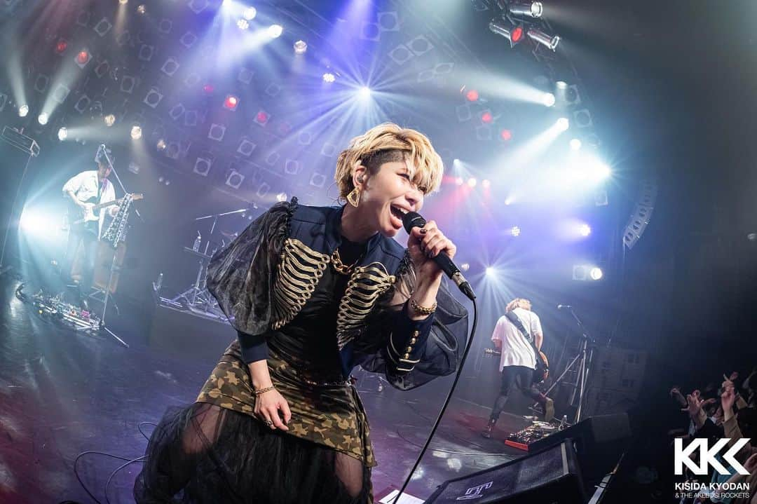 ichigoのインスタグラム：「名古屋！  熱かった〜！！！！  満員のライブハウスって、最高だぁ〜っ！！！！！  みんなと交わす言葉のひとつひとつがうれしいよ。  私たちに会いにきてくれてほんとにありがとう。  hair make @hairmakechelsea  photo @sugi.7_voltex  styling @kakkutomo   @kisidakyodan」