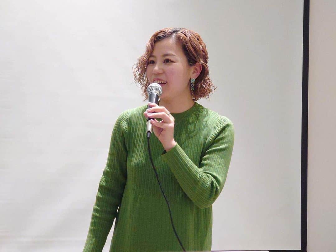 のインスタグラム：「心理学講座にゲストスピーカーとしてお話をさせて頂きました。 今日はその内容をシェア^ ^  まずは告知です！ 新曲発売かライブまでかと少し^ ^ 佐野碧(SANO AOI) 「ひな祭りアコースティックLIVE2023」 　 　 さて、昨日の講演に話を戻します。 話す機会をいただくことで、自分の人生を振り返る機会を頂きました。 　 どんな経験も、こうして活かさせて頂く機会を頂くことで、ALL オッケー！に変わるんだなぁと^ ^  また、私のお話を、今度、心理カウセラーの林 真路さん、そして小林 江利子さんに紐解いていただきました！ 私の人生がホワイトボードに！笑 　  こうして一歩離れて自分を観る機会はなかなかありませんよね。 私の生命力はすごいらしいです。 まっすぐなんですねー。 ありがたいお時間でした。 　 　 自分を知る機会は何回あったてもいい。 自分を理解する機会は何回あったていい。  昨日話をした中で、反響があった、自分を知るためにしていること。  それは「だな」を付けていることです☺️  日々、怒ったり、笑ったり、泣いたり、心は、感情は、大忙しですよね。  例えば怒ってるときは、ずーっとその怒りにエネルギーを包まれてる感じ。  感情と一つになってると、なかなか、自分がわからないですよね。そんなとき^ ^  　 んー！すごくイヤー！「だな」 あー！腹立つ！　「だな」  一歩わたしから離れることで、私という存在を客観的に観て、受け入れることができる。  そんなことをしてるお話を。  　 講演会のあとは、シェアリングのお時間も☺️ たくさん感想なども頂き、そこでさらに気づきがありました。  　 会場もとても素敵な会場で、オーナーの吉村さんも情熱的な方でご縁に感謝いたします！ ご寄付金もしっかりネパールへ届けてきます！  #心理学　#カウンセラー　#おめでとうございます　#心理学講座　#心理カウンセラー　#コーチング　#ゲストスピーカー　#green #dress #ドレス　#ワンピ　#緑ワンピ　#講演　#スピーカー　#講義」