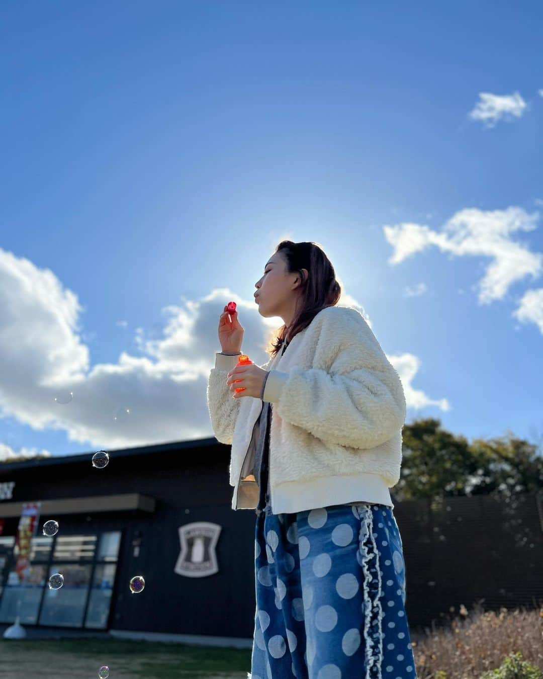 一羽萌瑠のインスタグラム：「やっぱりね、何ヶ月ぶりかの投稿がご飯だけってのもダメかなぁと思いまして。  シャボン玉🫧に奮闘する女S  ローソンの存在感すごい。  #大阪城公園  #シャボン玉  #ピクニック」