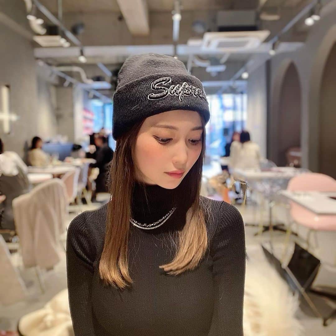 春川桃菜のインスタグラム：「やっと髪ここまで伸びた😎 最近インスタ頑張っている🖤🌈」