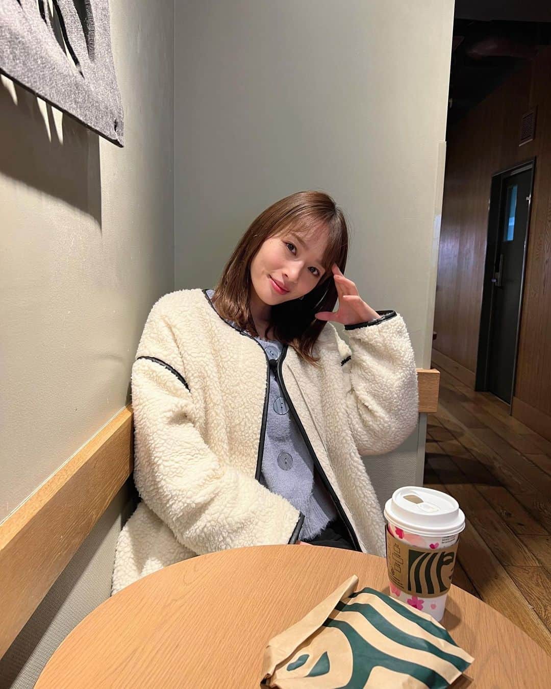 神部美咲のインスタグラム：「スタバで写真撮ってる🤣🤣🤣」