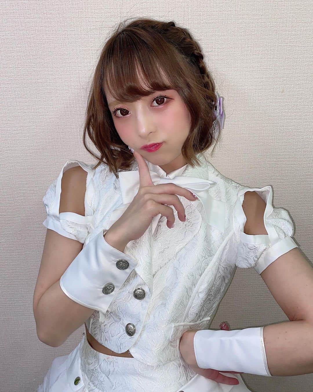 亀田ゆかりのインスタグラム：「. . 白衣装もかわいいでしょ！？ . . #アイドル #アイドル衣装 #ショート好きと繋がりたい」