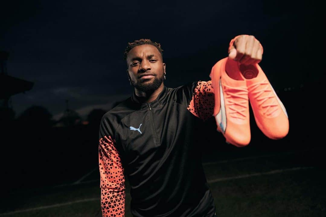 アーラン・セイント・マクシマンのインスタグラム：「Ready for Wembley @pumafootball 🖤🤍」