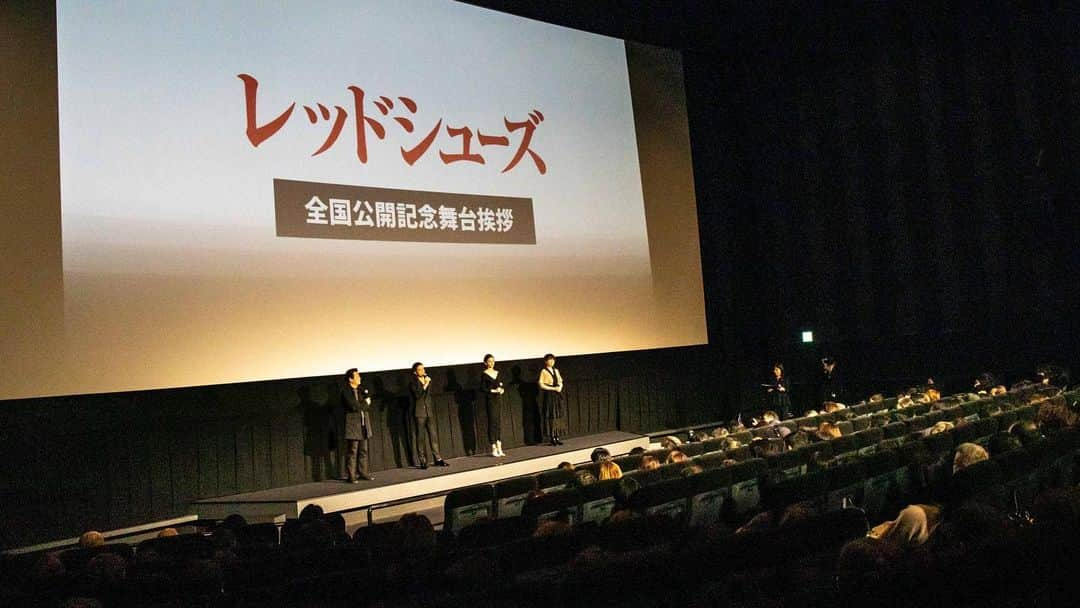 市原隼人のインスタグラム：「本日、公開中の映画『レッドシューズ』の全国公開記念舞台挨拶が行われました。  主人公である真奈美のトレーナー谷川を演じさせていただきました。  今作品の中で、数年前に新聞に掲載された学生の文を思い出しました。  『逃げて怒られるのは人間ぐらい、ほかの生き物たちは本能で逃げないと生きていけないのに、どうして人は「逃げてはいけない」なんて答えにたどりついたのだろう』という文です。  …僕自身深く考えさせられました。  そんな動物でも、自ら傷を負おうが、危険を顧みず、逃げずに命をかけて必死に懸命に闘う事があります、それは我が子を守る時です。  改めて今作品をとおして、お腹を痛めて産み懸命に育ててくださった、それぞれの親御様のそんな想いに寄り添うきっかけとなる事を願っています。  …何より今作品は主演の朝比奈彩に尽きます。  作品の制作において、役者が役へアピールするドキュメントは、脚本や演出、撮影手法などを凌駕する力があると信じています。 過酷な状況下でも己を奮い立たせ、リングの上で作品に携わる全ての方の想いを背負い、やり遂げた朝比奈彩に脱帽です。そんな想いをともに感じていただけましたら幸いです。 Photo by me #レッドシューズ #映画 #舞台挨拶 #朝比奈彩 #雑賀監督 #岡本真夜　 #市原隼人」