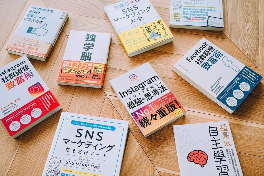 坂本翔のインスタグラム：「【10年目】 ⁡ 気付けば2/23で、23歳で起業してから丸9年が経ち、10年目に入りました。 ⁡ 何者でもなかったどころか、大学も行かずフリーターでバンドマンで並以下だった自分が、自分で仕事をつくって、人を雇って、国外を含めた多くの方に「企業のSNS戦略は坂本翔だ」と頼っていただけるようになったというのは、感慨深いものがあります。 ⁡ ⁡ 自分の力で社会で闘ってきて改めて思うのは、「素直さ」と「誠実さ」がとてつもなく大切なんだ、ということ。 ⁡ 圧倒されるくらいすごい経歴の方ほど、人を見る目というか嗅覚が鋭くて、素直で誠実な人間かどうかは、初対面のときに感じとっていて、見透かされています。 ⁡ ⁡ こういう時代になっても、いい仕事は結局のところ、人を通してやってくるので、自分に関わってくれる人を大切にしながら、自分自身を磨くことを忘れずに、これからも仕事をつくっていきたいなと思います。 ⁡ 今後とも、よろしくお願いいたします！ ⁡  #坂本翔 #起業家 #ビジネス書作家 #起業 #snsマーケティング #10年目 #facebookを最強の営業ツールに変える本 #instagramでビジネスを変える最強の思考法 #snsマーケティング見るだけノート #独学脳 #snsマーケティング大全 #インスタ思考法」