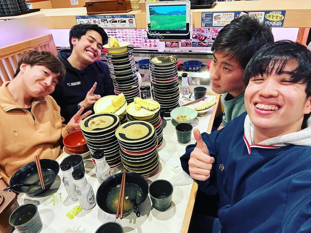 大塚稜馬のインスタグラム：「We went to はま寿司(Hama sushi) and had a sushi eating contest with  Waseda Boys!🍣🍣 Hama Sushi is a recommended place to enjoy delicious sushi at an affordable price.  If you come to Japan, be sure to check out Hama Sushi!  So, who do you think lost this match?  Check out the video and find out🫣  #battle #hamasushi  #はま寿司 #大食いしんどい」