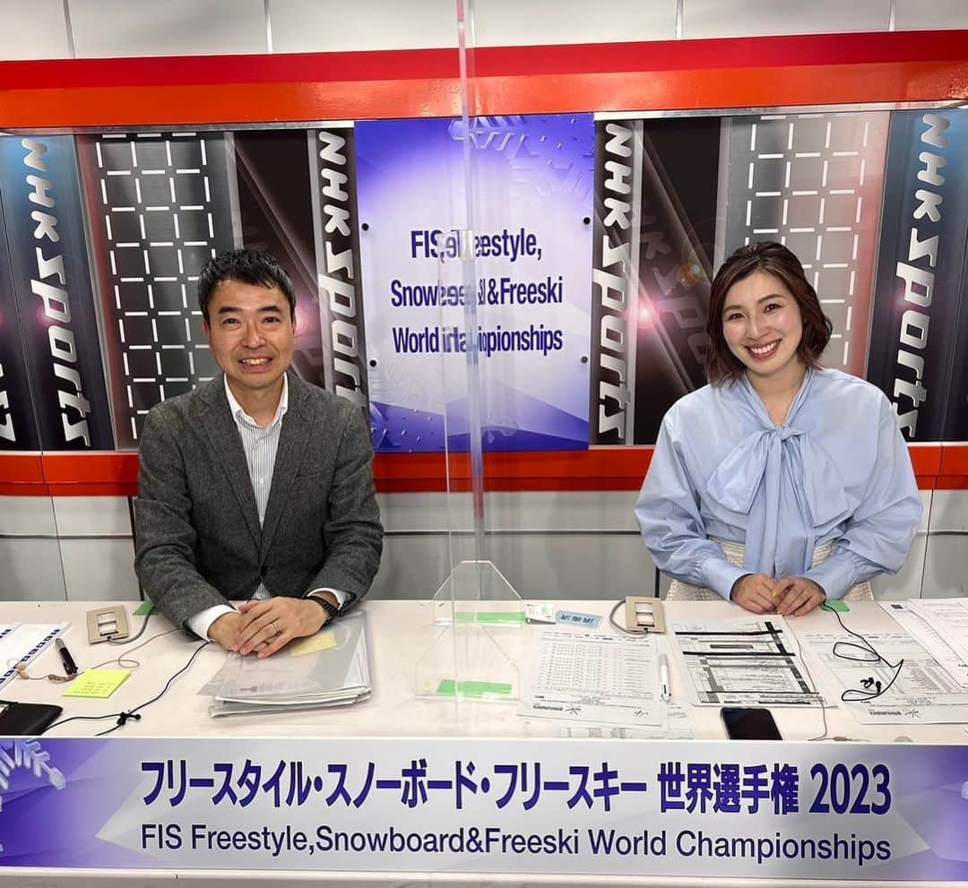 伊藤みきのインスタグラム：「【フリースタイル世界選手権2023】 2月25日にモーグル競技が行われました。 実況の下境秀幸アナウンサーと共に解説をさせていただきました。  柳本理乃選手 @_rinoyanagiiiii_ 4位入賞🎉 堀島行真選手 @ikuma1211 5位入賞🎉  その他の選手もハイレベルな戦いで、手に汗握る試合でした。 お疲れ様でした🙇‍♀️  絶え間なく現地の状況を教えてくれてた、きさら @kisara.horishima 本当にありがとう🙇‍♀️  モーグル競技の楽しさが少しでも伝わってたら嬉しいです。  明日はデュアルモーグル！ 大智 @d.h_mogul_keirin の解説で応援出来るのが楽しみです♫  久しぶりに鈴木さん @tsugu_makeup にメイクしてもらいました！本当にありがとうございました🥹  衣装: ブラウス、スカート  @cawaii_official_   #世界選手権 #モーグル #NHK」