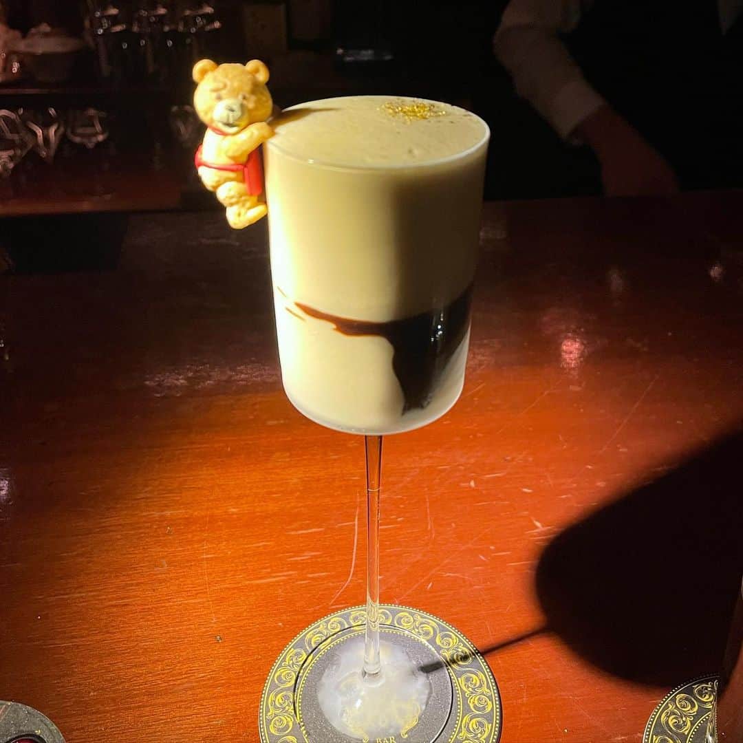 摩耶裕さんのインスタグラム写真 - (摩耶裕Instagram)「. . 東京で行った素晴らしいBar 2枚目が日本一の賞を取ったお酒だそうです✨ 私が大好きなキャラメルミルクのようなお味でもはやスイーツみたいでほんっとうに美味しかったです🥹✨  他にも色々なパフォーマンスがあり、東京に行く度に訪れたくなるBarでした😌 . . #barcentifolia  #日本一のバーテンダー」2月25日 23時09分 - yutaka__maya