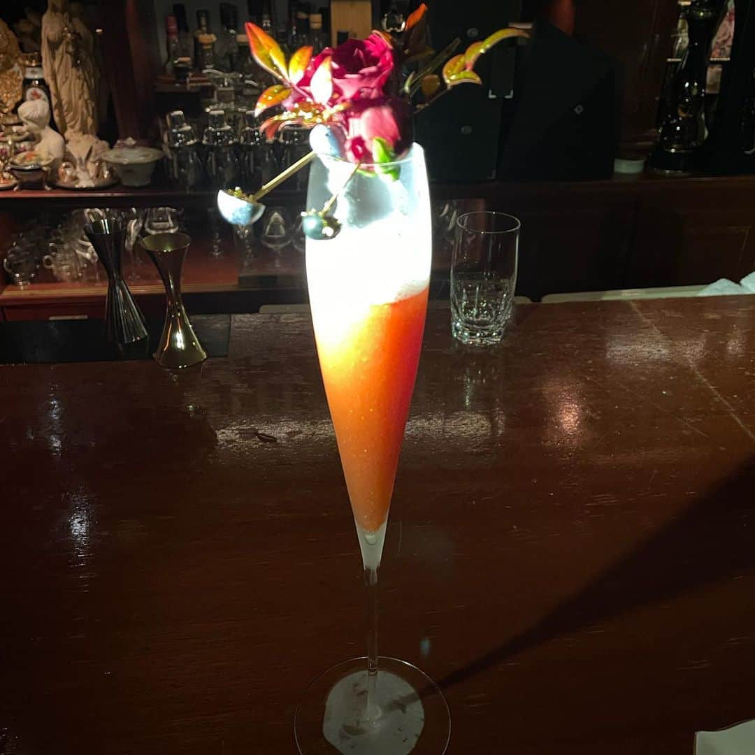 摩耶裕のインスタグラム：「. . 東京で行った素晴らしいBar 2枚目が日本一の賞を取ったお酒だそうです✨ 私が大好きなキャラメルミルクのようなお味でもはやスイーツみたいでほんっとうに美味しかったです🥹✨  他にも色々なパフォーマンスがあり、東京に行く度に訪れたくなるBarでした😌 . . #barcentifolia  #日本一のバーテンダー」
