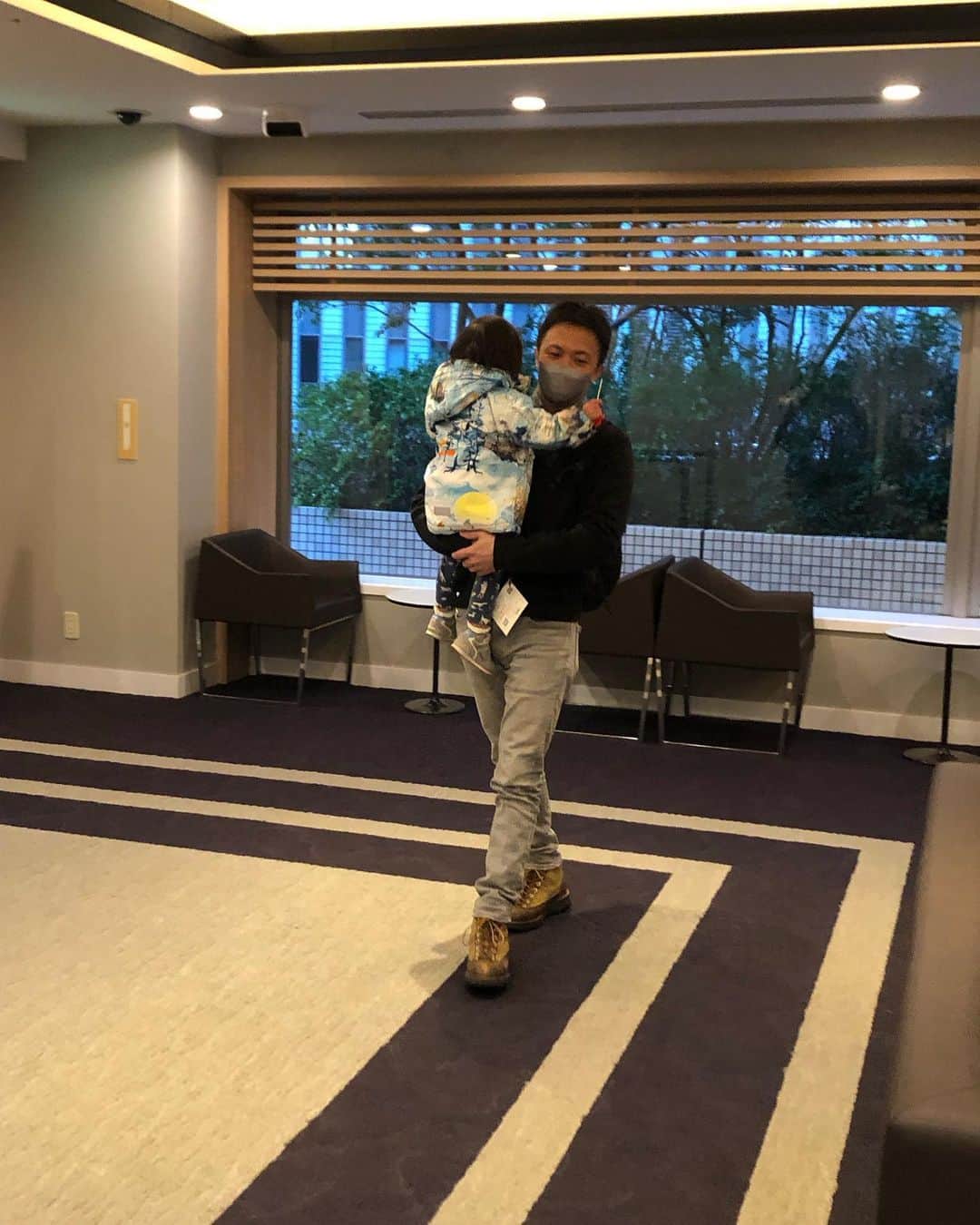 伊藤みきのインスタグラム：「解説中は、夫が娘を見てくれていました。 娘に「コーンスープが飲みたい」と言われ頼んだコーンスープ。一口飲んで、熱すぎて「もう飲まない」とトラウマになった模様。 8人前ほどのコーンスープを一人で平らげたようです。  こちらも、本当にお疲れ様でした。 ありがとう🙇‍♀️  #その裏での戦い #育児シェア」