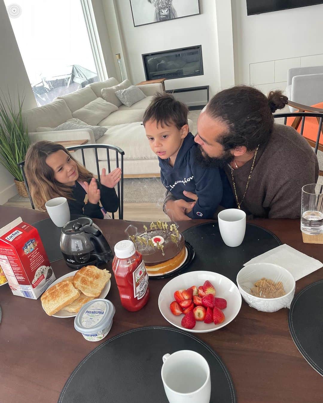 ライス・リベイロのインスタグラム：「Happy bday baby! So proud of the men you have became, a great dad, a loyal friend and the biggest heart I know. So lucky to be sharing the journey with you. Te amo picanha, keep inspiring and sharing the love everywhere you go! Partner for life ♾️」