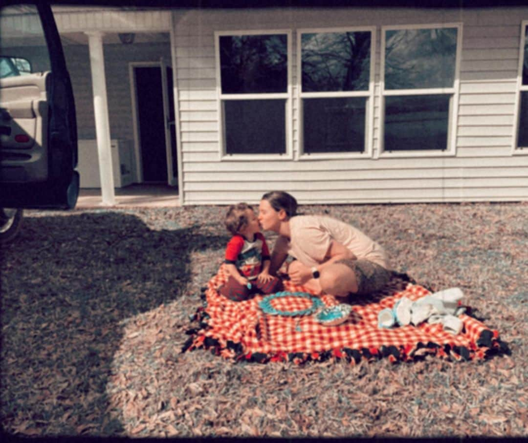 ギャビー・バレットのインスタグラム：「Painting outside w/ my girl 💛」