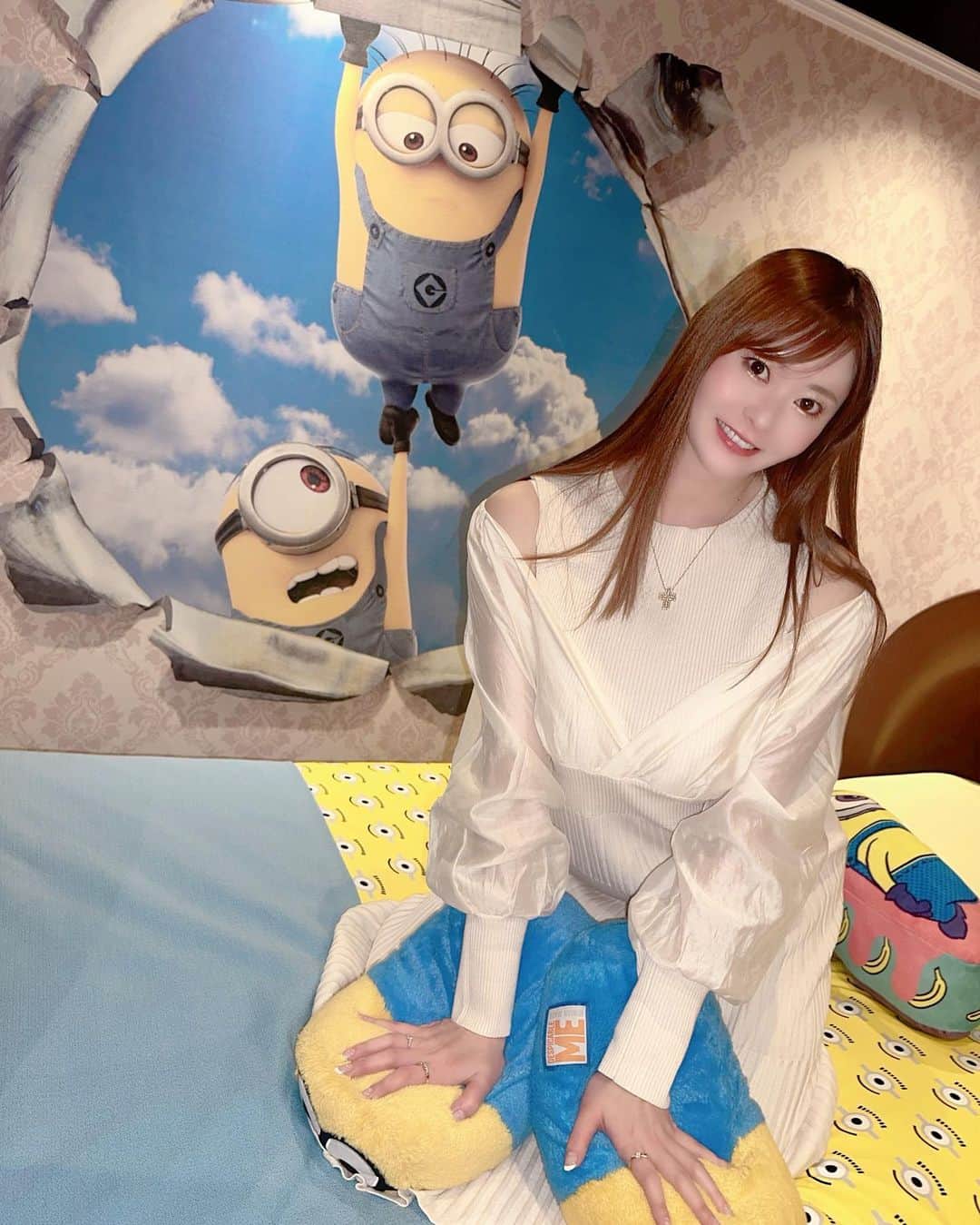 葵百合香（八田愛梨）のインスタグラム：「ミニオンルーム✨ ミニオンおバカで可愛いよね☺️ バカミニオン🌻 #葵百合香 #AV女優 #セクシー女優 #高身長 #巨乳 #熟女 #人妻 #エッチなお姉さん #アダルト #ユニバーサルスタジオジャパン」