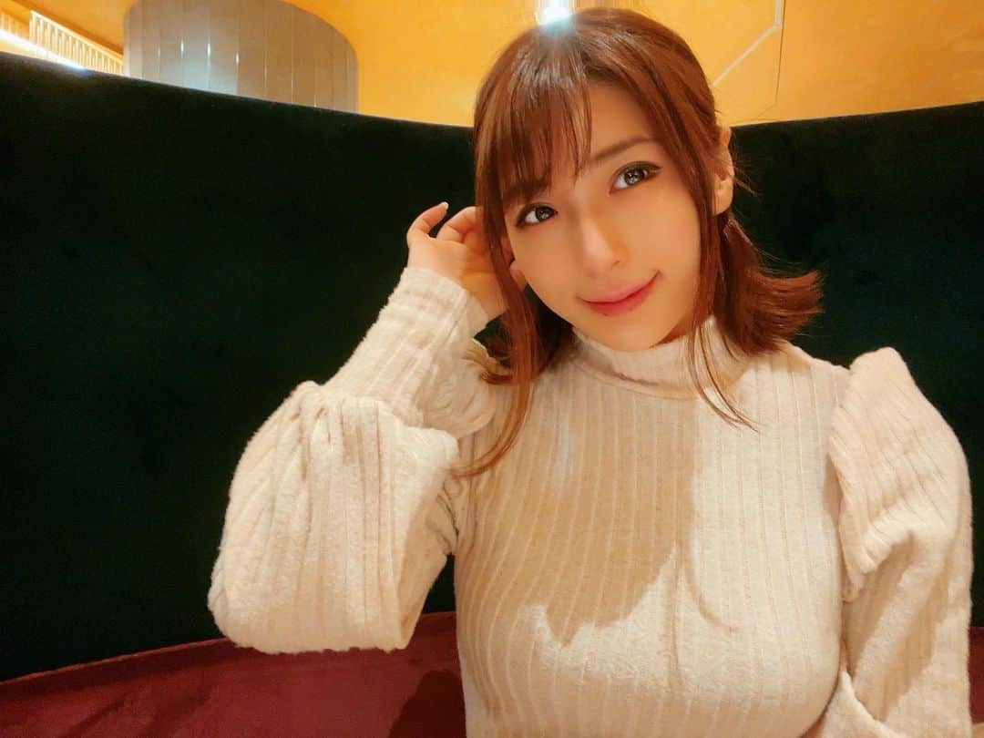 星野ナミのインスタグラム：「渋谷東急プラザにあるpepper parlor さんに行ってきました🫖💗  ペッパーくんが沢山いてハイテク&近未来的な空間🌿  渋谷に立ち寄った際はぜひ☺️  #teatime」