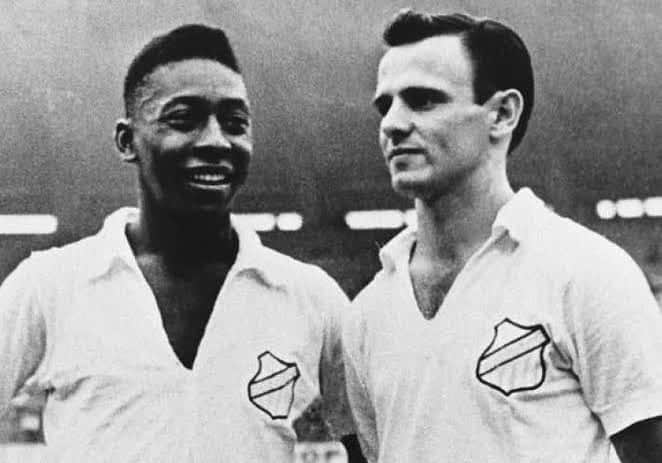 のインスタグラム：「Hoje o grande amigo do Rei Pelé, Pepe, faz aniversário. Desejamos muitos anos de vida para você, Canhão da Vila! Como você gosta de dizer, você sempre será o maior artilheiro humano do @santosfc!  . Today is King Pelé's great friend, Pepe, birthday. We wish you many years of life, Canhão da Vila! As you like to say, you will always be @santosfc's top human scorer!」