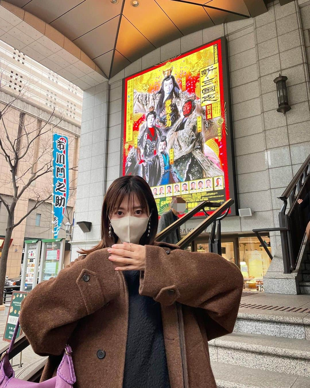 井上志帆子のインスタグラム：「、 いま思い返しても胸が高鳴る。れいかさんに誘ってもらって観劇した #新三国志関羽篇 。気付いたら4回も観に行ってました…初めてのスーパー歌舞伎。美しくて切なくて、、！息をするのも瞬きも忘れてしまうくらい引き込まれた。回数重ねる毎に細かいところ見られたり気付いたりで、もっともっと見たいくらいだった。役者さん達の演技は勿論、華やかで色鮮やかな衣装に、豪華なセット、音楽、市川團子さんの本水での立廻り、市川猿之助さんのクライマックスの斜め宙乗り、演出すべて最高だった😮‍💨 そして#夢見る力 も観劇しました。1日限りの特別舞踊公演。こちらもとっっても良かった。新三国志とはまた違う役者さん達の魅力が溢れてて面白かったし、悪太郎での踊りと鐘の所が2人の息ぴったりで凄かった。歌舞伎って敷居が高いと思ってたけど、全然そんなことなくて新たな趣味となりそうです。はーもう一回見たい😮‍💨😮‍💨😮‍💨 #博多座#劉備#美しすぎてファンになりました #市川猿之助 さん#歌舞伎#新三国志 #夢見る力##春霞歌舞伎草子#悪太郎」