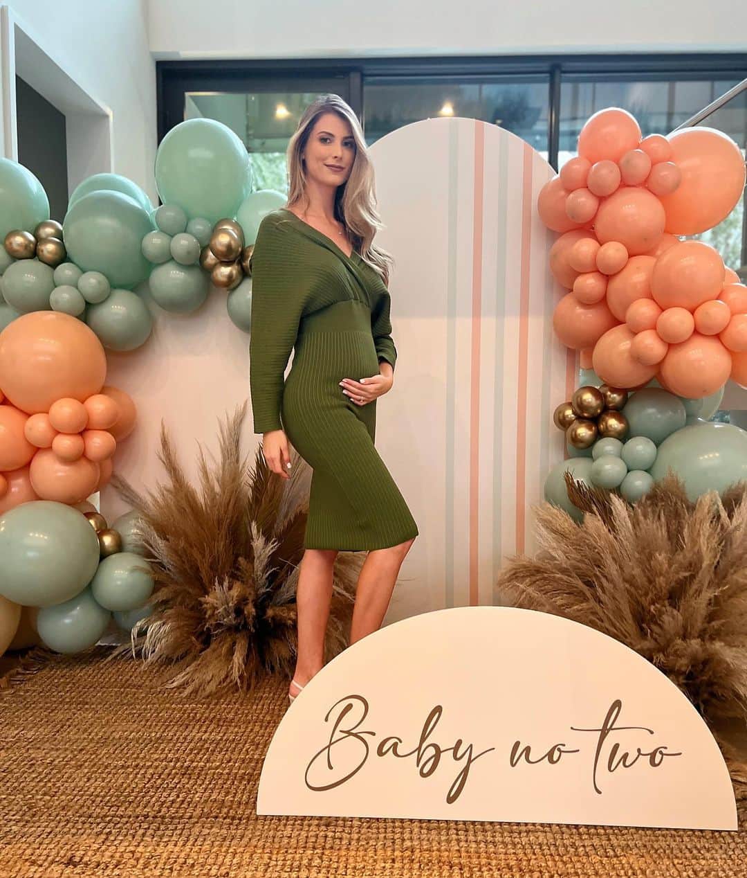 ステファニア・フェルナンデスのインスタグラム：「🤰🏻❤️ 🙏🌟😍」