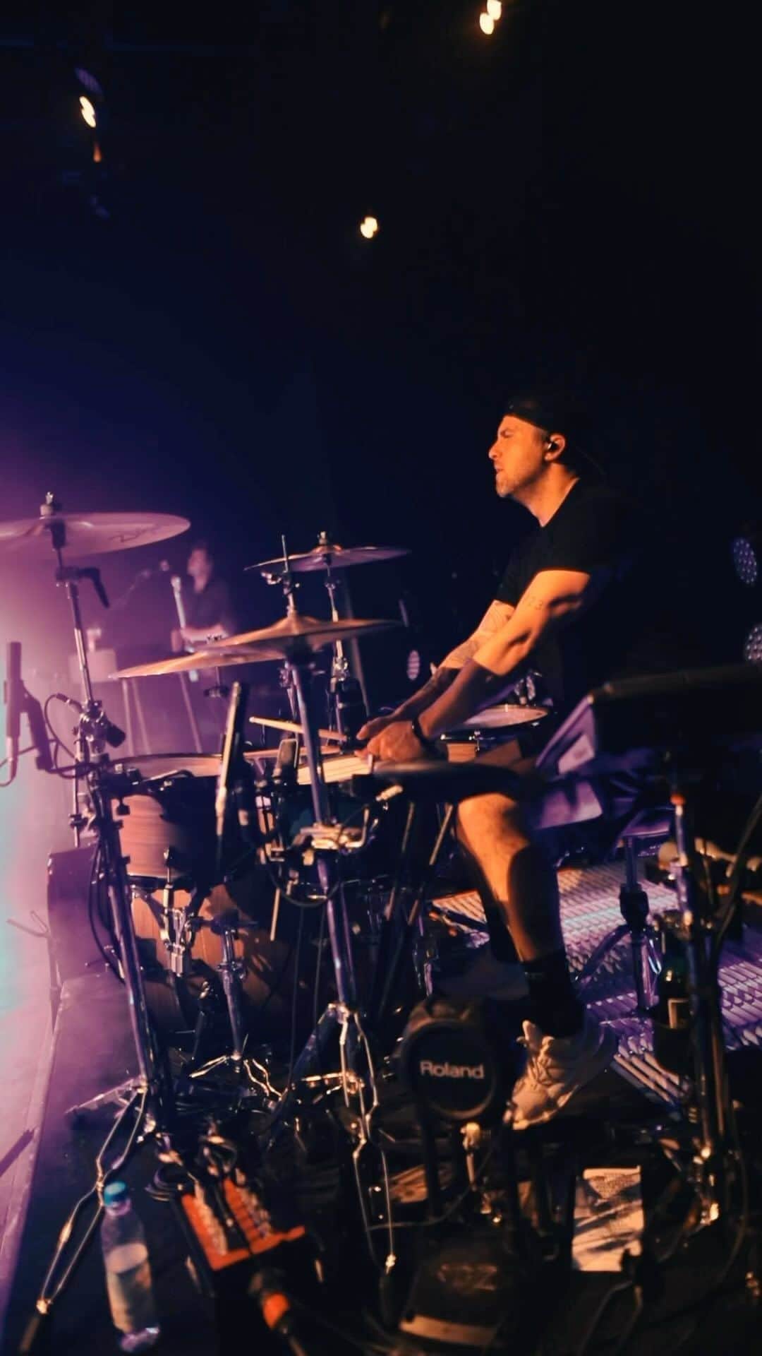 リアン・ドーソンのインスタグラム：「WEIGHTLESS INTO MONSTERS TRANSITION MAKES ME FEEL. video from our show in Munich! @_lupe on the lens & @scratchcardphil making it sound pretty. (Ok @stevehussein on the assist too)」