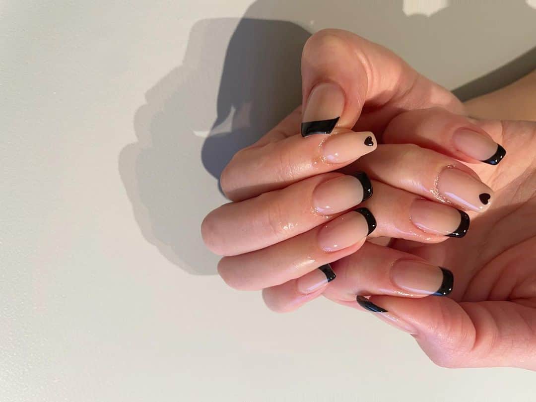 神咲れんのインスタグラム：「.  new nails🖤🖤🖤  I had black nails for the first time, but they are so cute!!!  Thank you @canvas.___.yuka   #nails #blacknails #nailart  #frenchnails #instagood #japan #ジェルネイル #ネイル #ネイルデザイン #フレンチネイル」