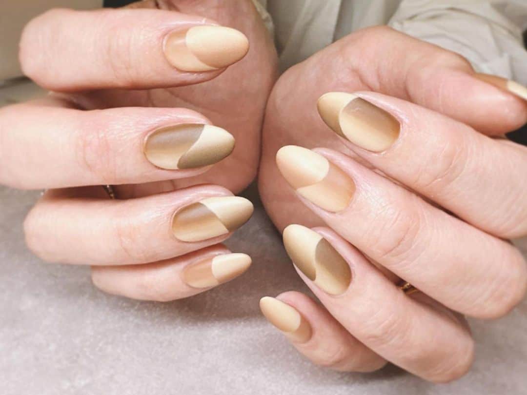 initygel_officialさんのインスタグラム写真 - (initygel_officialInstagram)「チョコカラーで極上オンブレフレンチ🍫  nailsalon enfini Ayumi先生🤍 @nailsalon_enfini   Ayumi先生がBritish collectionで極上なオンブレフレンチを🤎  最高の技術にカラーもマット感も最高です✨  Ayumi先生ありがとうございました🥺  #Repost @nailsalon_enfini ・・・ * ⁡ ⁡ チョコカラーでオンブレフレンチ🍫 ⁡ ⁡ ✼••┈┈••✼••┈┈••✼••┈┈••✼••┈┈••✼ ⁡ @initygel_official  BT-06/07/08 ⁡ ⁡ @toysbyinity  ノンワイプマットトップ ⁡ ⁡ ✼••┈┈••✼••┈┈••✼••┈┈••✼••┈┈••✼ ⁡ ⁡  #nail#gelnail#ジェルネイル#ジェルアート#ネイルデザイン#美甲#指甲#ネイルサロン#札幌#enfini#アンフィニ#젤네일#네일#大人ネイル#大人ニュアンスネイル#トレンドネイル#initygel #アイニティジェル#toys#トイズ #オンブレフレンチ#オンブレネイル#フレンチネイル ⁡」2月26日 10時02分 - initygel_official