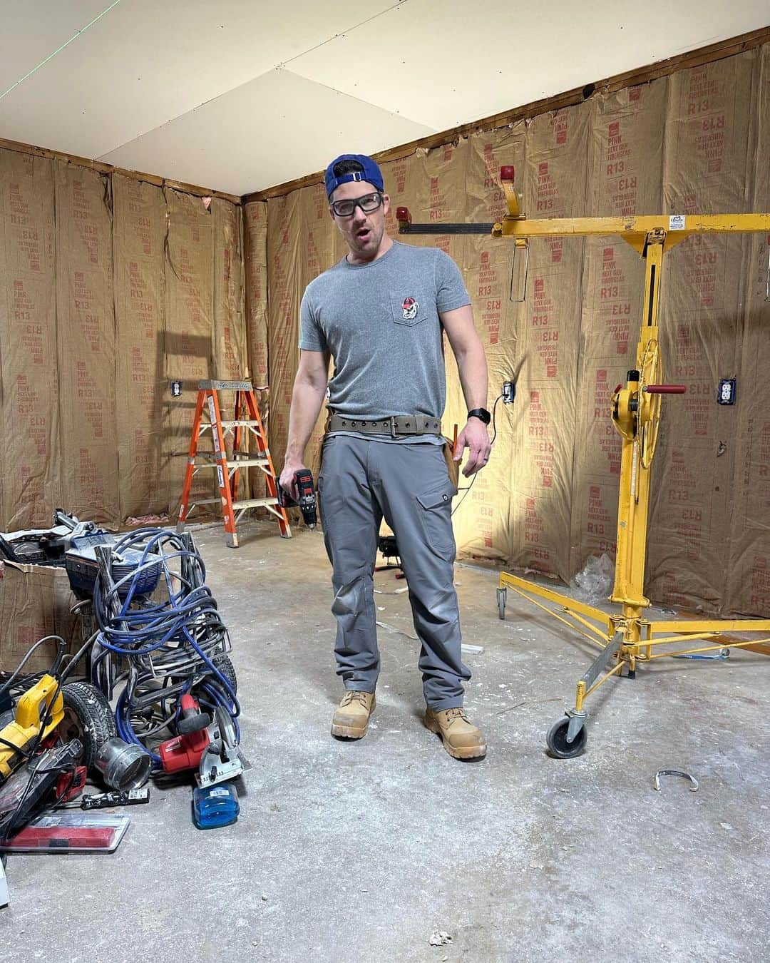 マット・ランターさんのインスタグラム写真 - (マット・ランターInstagram)「Construction OOTD Round 2 - Hat: Nike Sweet Safety Googles: Milwaukee UGA Tee: Can’t Remember Pants: Truewerk Tool Belt: Home Depot Boots: Carhartt  Sexy Pose: God Given」2月26日 10時07分 - mattlanter