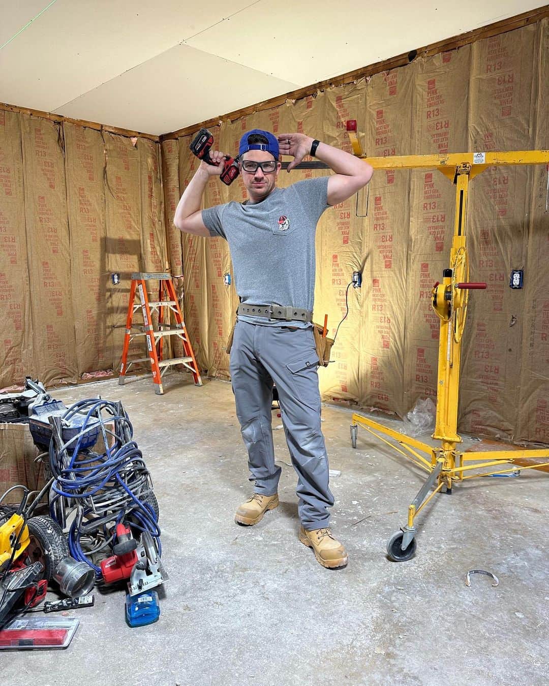 マット・ランターのインスタグラム：「Construction OOTD Round 2 - Hat: Nike Sweet Safety Googles: Milwaukee UGA Tee: Can’t Remember Pants: Truewerk Tool Belt: Home Depot Boots: Carhartt  Sexy Pose: God Given」
