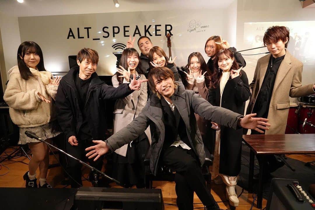 菜々のインスタグラム：「昨日は『Sweet Night』のイベントに来てくださった皆さん、ありがとうございました！！私のファンの方は県外からの方が多くてとっても有難い気持ちになりました。花束、差し入れなども嬉しかったです。演者の方とのオフショットです。『サヨナラバス』という楽曲を去年皆で製作出来て昨日は生演奏で披露出来てとっても楽しかったです🤭このイベントは今後も続いていくみたいなので応援してます♪」
