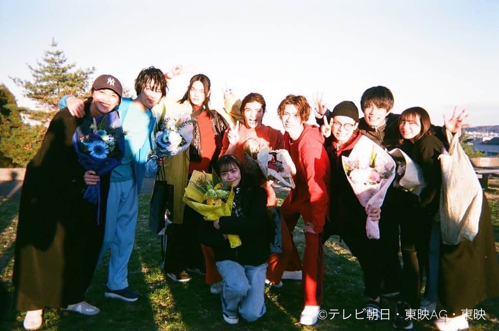柊太朗さんのインスタグラム写真 - (柊太朗Instagram)「1年前まだ遠いことだと思ってた最終回。 こんなにも早く来てしまうとは思いませんでした。 最後の最後に翼の本心が聞けたのかなと思います。 多分逃亡しながらずっと考えてきてたことを吐けずじまいになってたんだと思います。 1年間お疲れ様、翼。 そしてこれからも走り続けて、、  ソノニ着いてきてるけど🤭🤭 それも翼らしいよ。   #暴太郎戦隊ドンブラザーズ  #ドンブラザーズ   #犬塚翼」2月26日 10時14分 - tar0tar0tar0shi