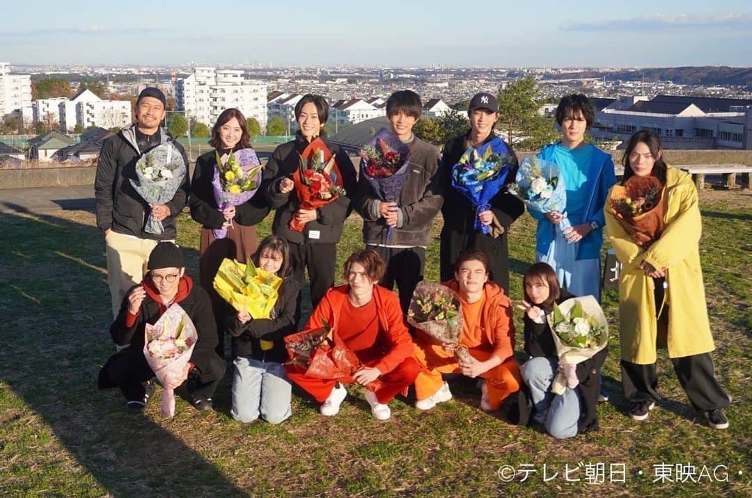 柊太朗さんのインスタグラム写真 - (柊太朗Instagram)「1年前まだ遠いことだと思ってた最終回。 こんなにも早く来てしまうとは思いませんでした。 最後の最後に翼の本心が聞けたのかなと思います。 多分逃亡しながらずっと考えてきてたことを吐けずじまいになってたんだと思います。 1年間お疲れ様、翼。 そしてこれからも走り続けて、、  ソノニ着いてきてるけど🤭🤭 それも翼らしいよ。   #暴太郎戦隊ドンブラザーズ  #ドンブラザーズ   #犬塚翼」2月26日 10時14分 - tar0tar0tar0shi