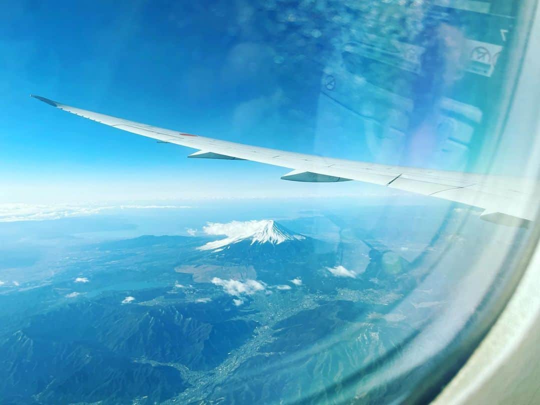 椎名歩美のインスタグラム：「飛行機からみた 素晴らしい富士山🗻  見惚れた😍  #パワー #💪」