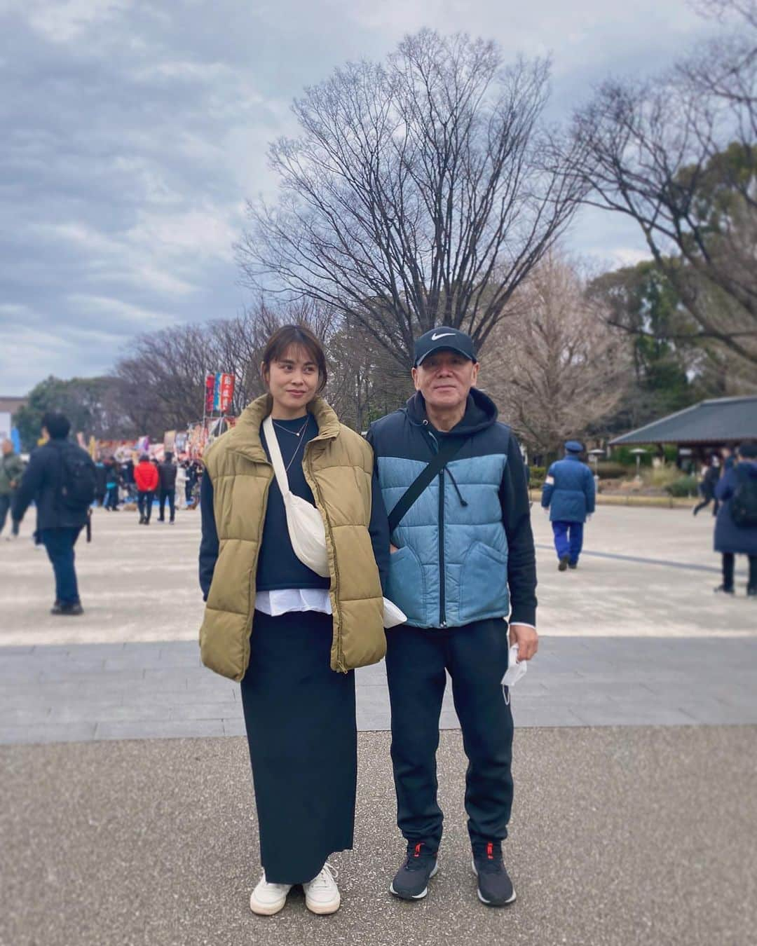 林えみりのインスタグラム：「昨日は主人と父と湯島〜上野散歩してきました🌸  湯島天満宮は梅祭りで、 うちの祖母が大大ファンの 東京大衆歌謡楽団さんの演奏があり それを目当てに行ってきました🥰✌️  そのあとは、 上野のsamurai festaとやらに行ってきました。笑  何故かあったかい日だと思い込んでいて、 とっても薄着で行ってしまい… 凍えてゆっくりできませんでした😂  ひさしぶりに3人で散歩ができてうれしたのしかった♡  #湯島天神 #梅祭り#梅#上野#上野公園#上野散歩#散歩#はじめてのがりチューハイおいしかった☺️」