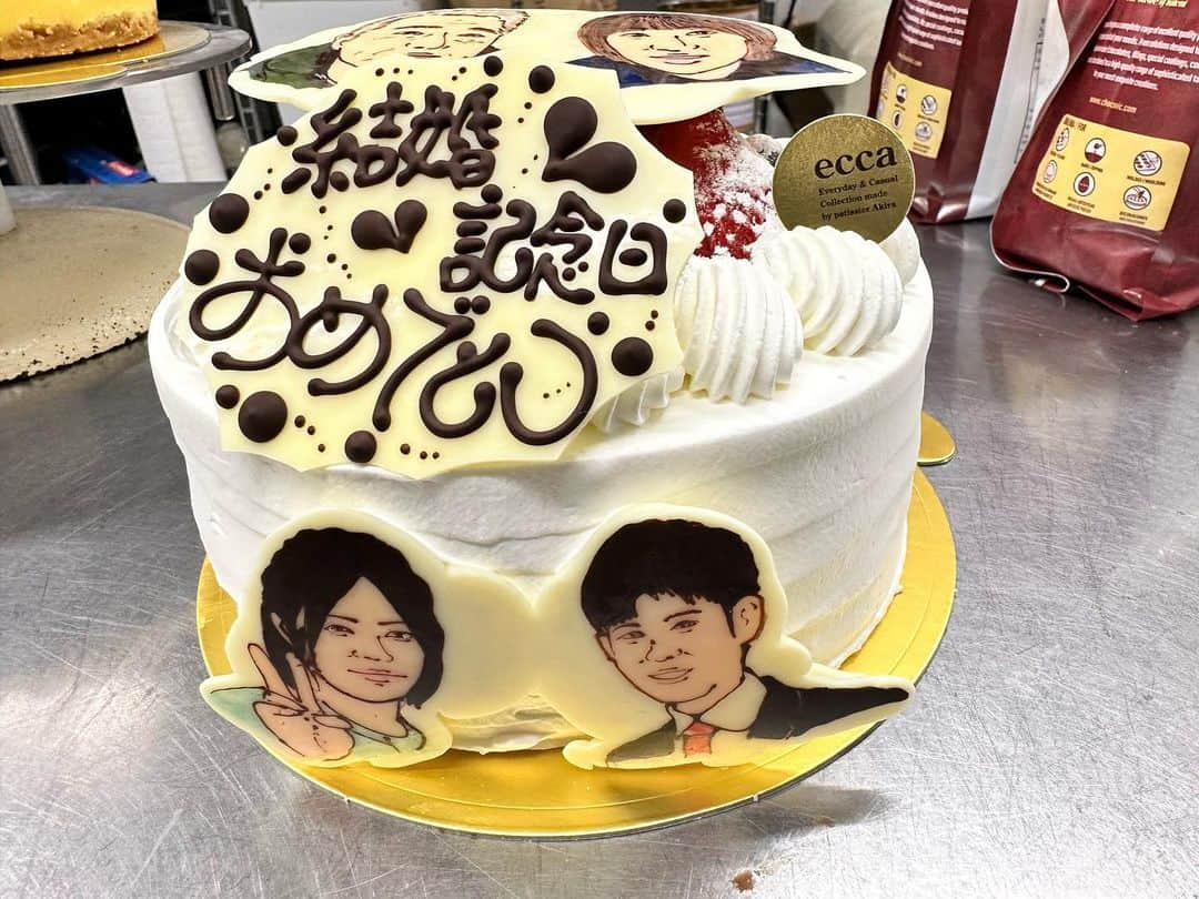 武仲麗依さんのインスタグラム写真 - (武仲麗依Instagram)「eccaのショートケーキ🎂 美味しいし、似顔絵クオリティー高いし ほんまに最高なんです❤️ あきらくんいつも ありがとうございます🙇‍♀️  おかげで親と姉ちゃん夫婦との 合同結婚記念日ご飯会大盛況でした☺️  それと、チーズケーキは 自分で作ってプレートだけ お願いしてたんですけど チーズケーキ🧀🎂持って行ったら いちご🍓とかクリームでデコる？ って言ってくれて あきらくんの息子さんと いちご🍓飾り付けして クリームまわりに絞って お店のケーキみたいになりました👏 おかげでせっちゃんも 喜んでくれました🥰  本当に何から何まで ありがとうございました🥺  #ecca #ショートケーキ #チーズケーキ」2月26日 10時39分 - tknkrei18